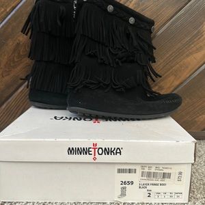 Minnetonka fringe boots like new size girls 2. Excellent condition
